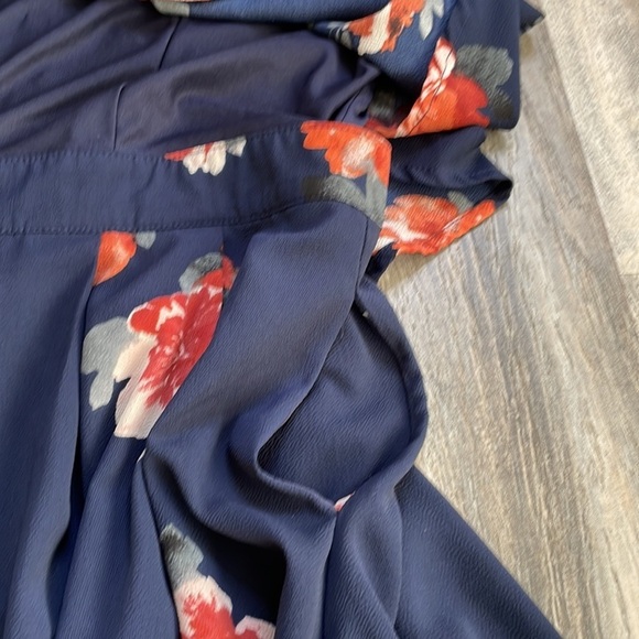 Listicle Women’s Navy Floral Shorts Jumpsuit Romper, Keyhole tie back, size LG - Picture 8 of 14